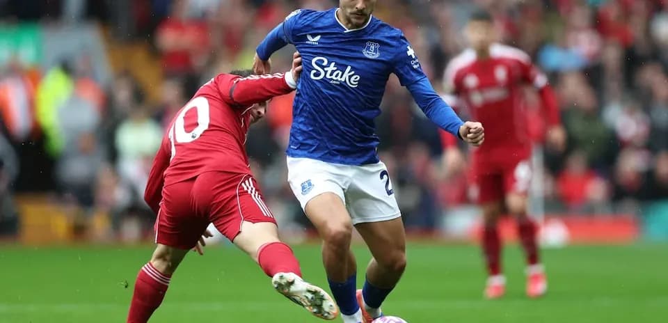 Jugador de Everton esquivando a un oponente