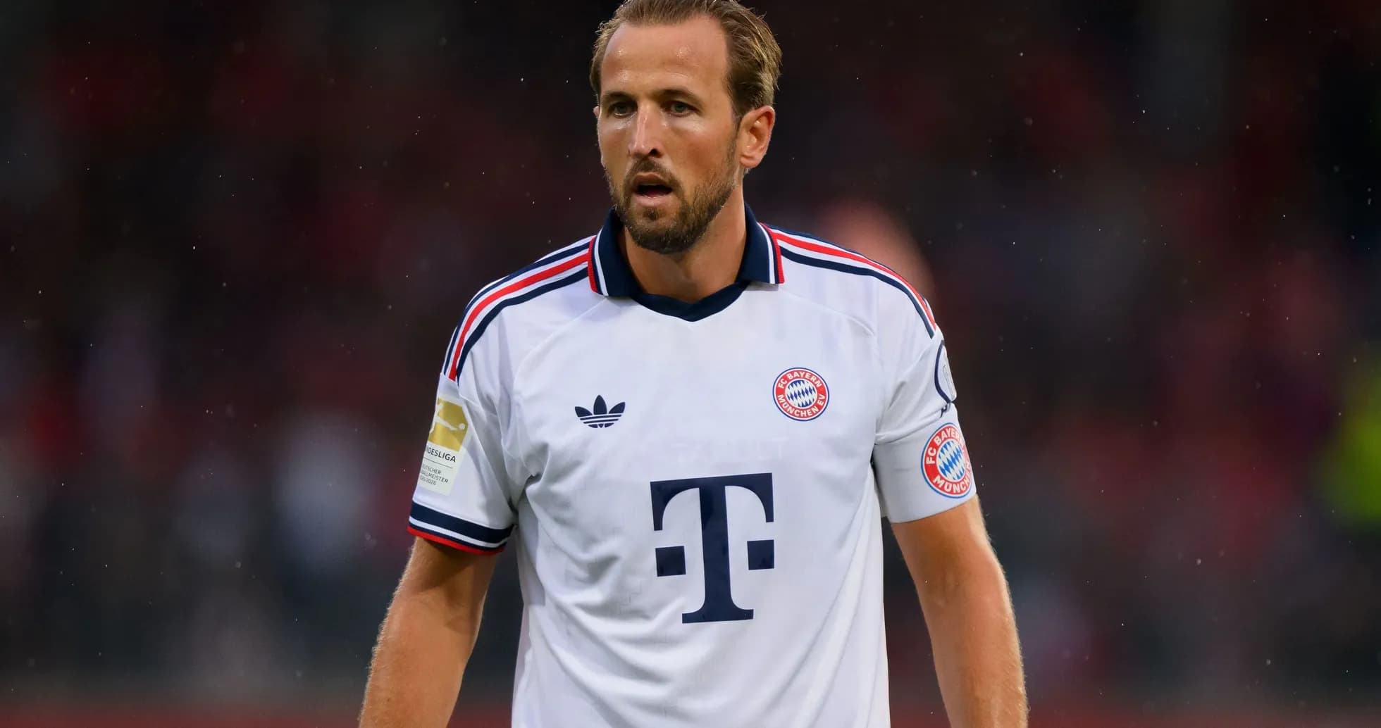 Jugador de Bayern Múnich en uniforme durante partido