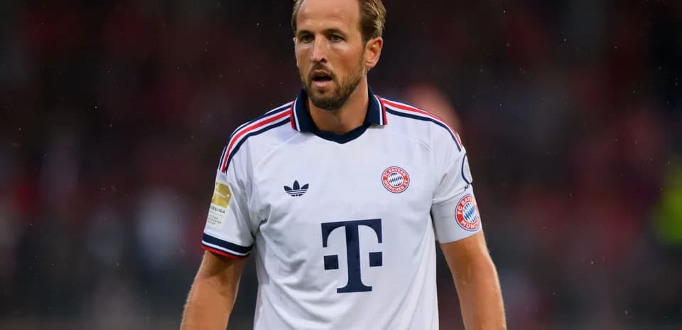 Jugador de Bayern Múnich en uniforme durante partido