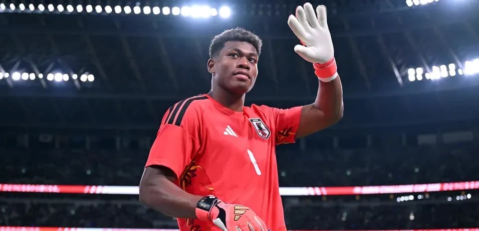 Portero saludando con guantes y camiseta roja