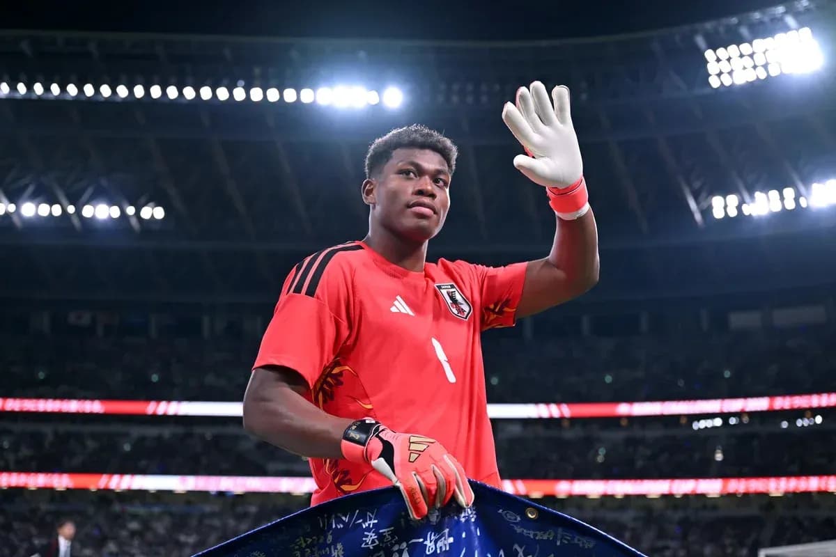 Portero saludando con guantes y camiseta roja
