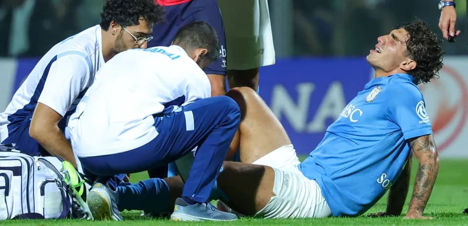 Jugador siendo atendido por médicos en el campo