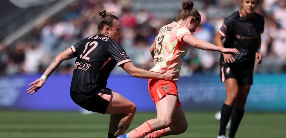 Dos jugadoras compitiendo por el balón en el partido