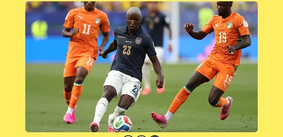 Jugador ecuatoriano driblando entre defensores marfileños