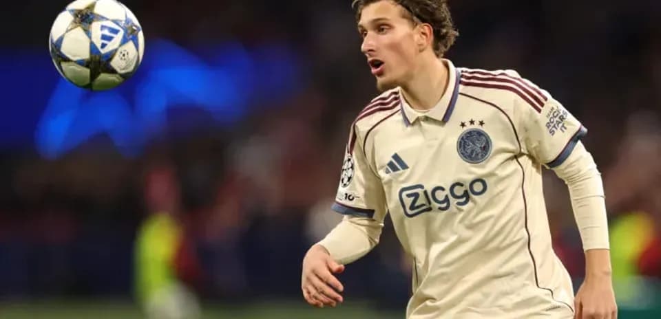 Jugador de Ajax controlando el balón en el partido