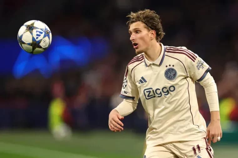Jugador de Ajax controlando el balón en el partido