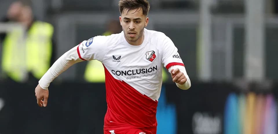 Jugador de FC Utrecht corriendo con balón en campo