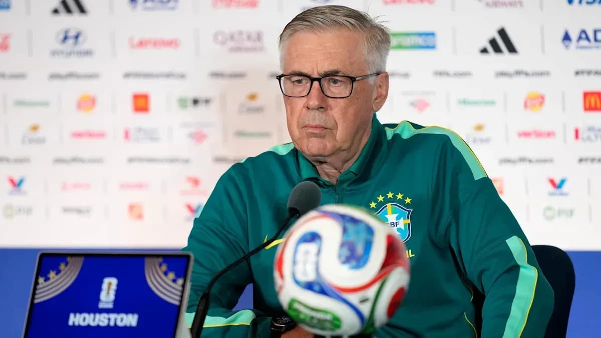 Entrenador en conferencia de prensa con balón de fútbol