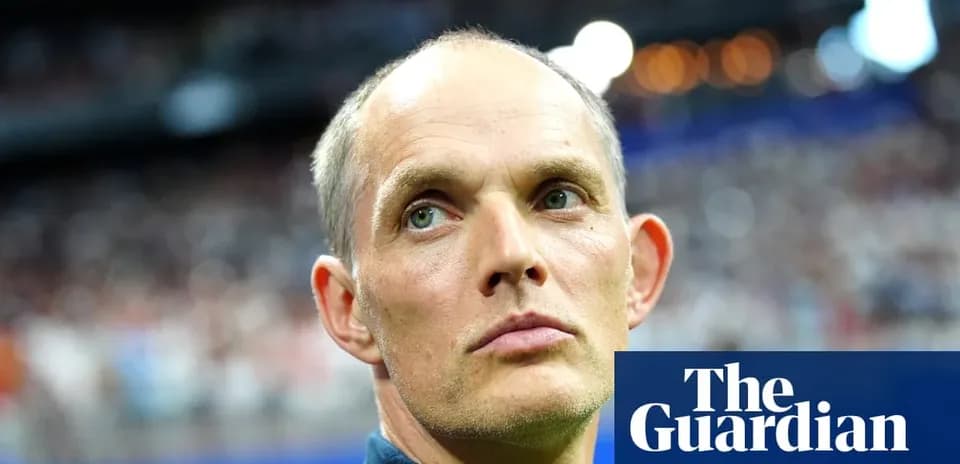 Entrenador observando durante un partido de fútbol