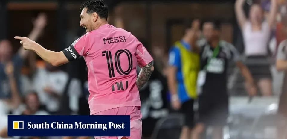 Jugador señalando durante el partido en uniforme rosa
