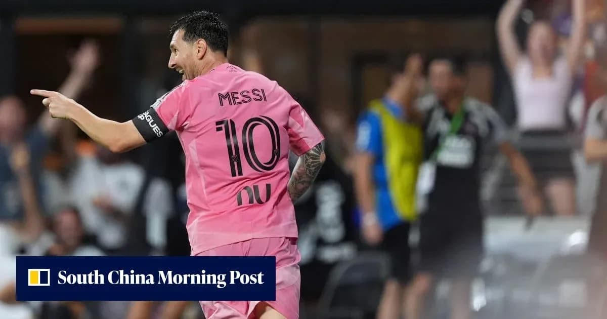 Jugador señalando durante el partido en uniforme rosa