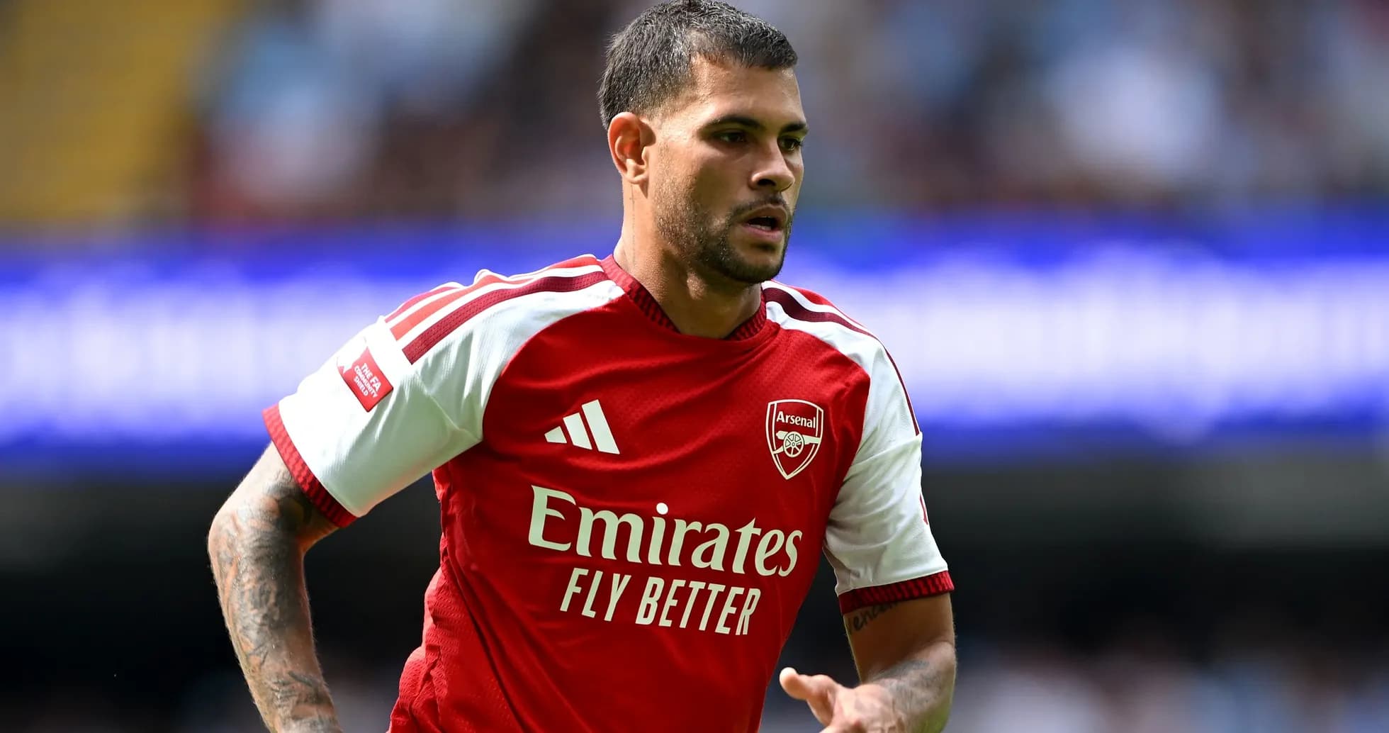 Jugador de Arsenal corriendo en el campo de juego