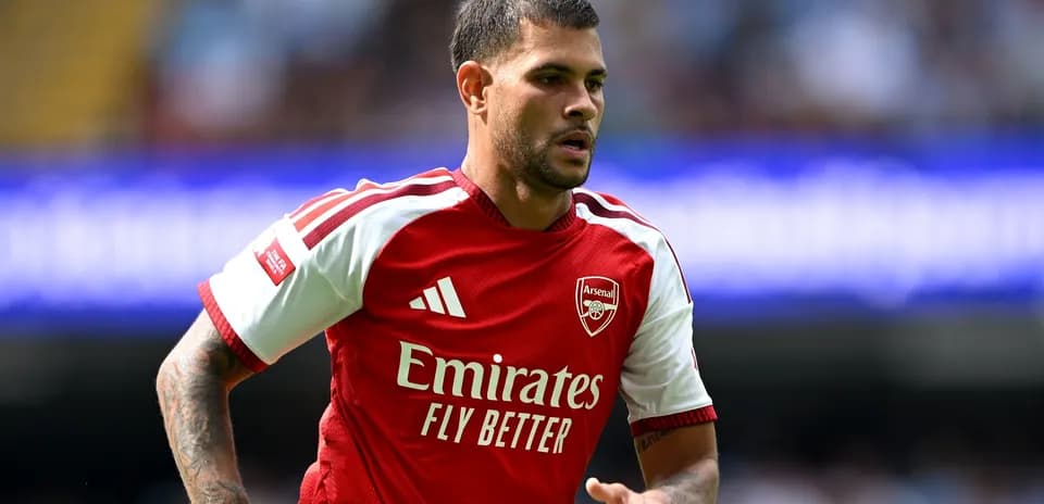 Jugador de Arsenal corriendo en el campo de juego