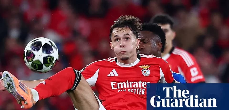 Jugador de Benfica luchando por el balón en el aire