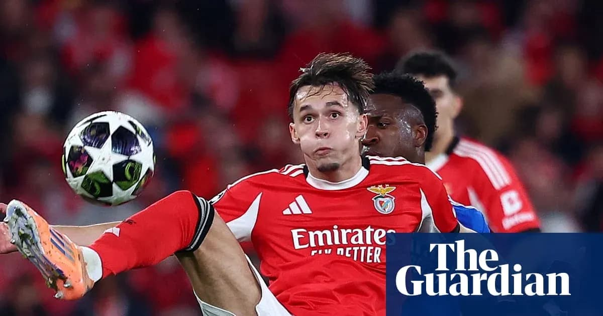 Jugador de Benfica luchando por el balón en el aire