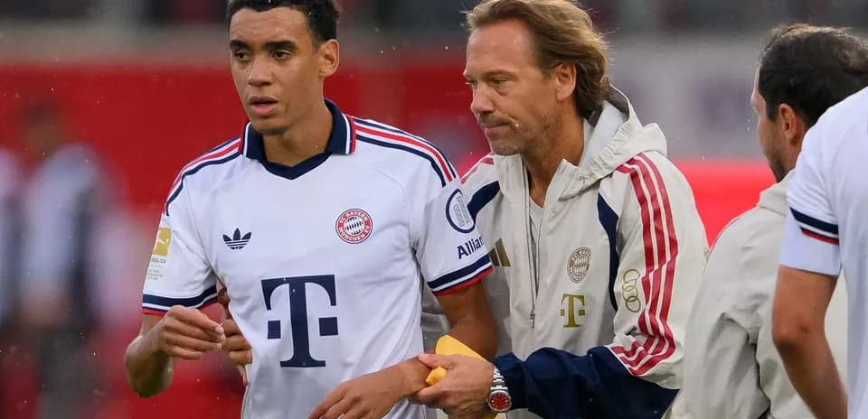 Jugador de Bayern Munich siendo atendido por el personal