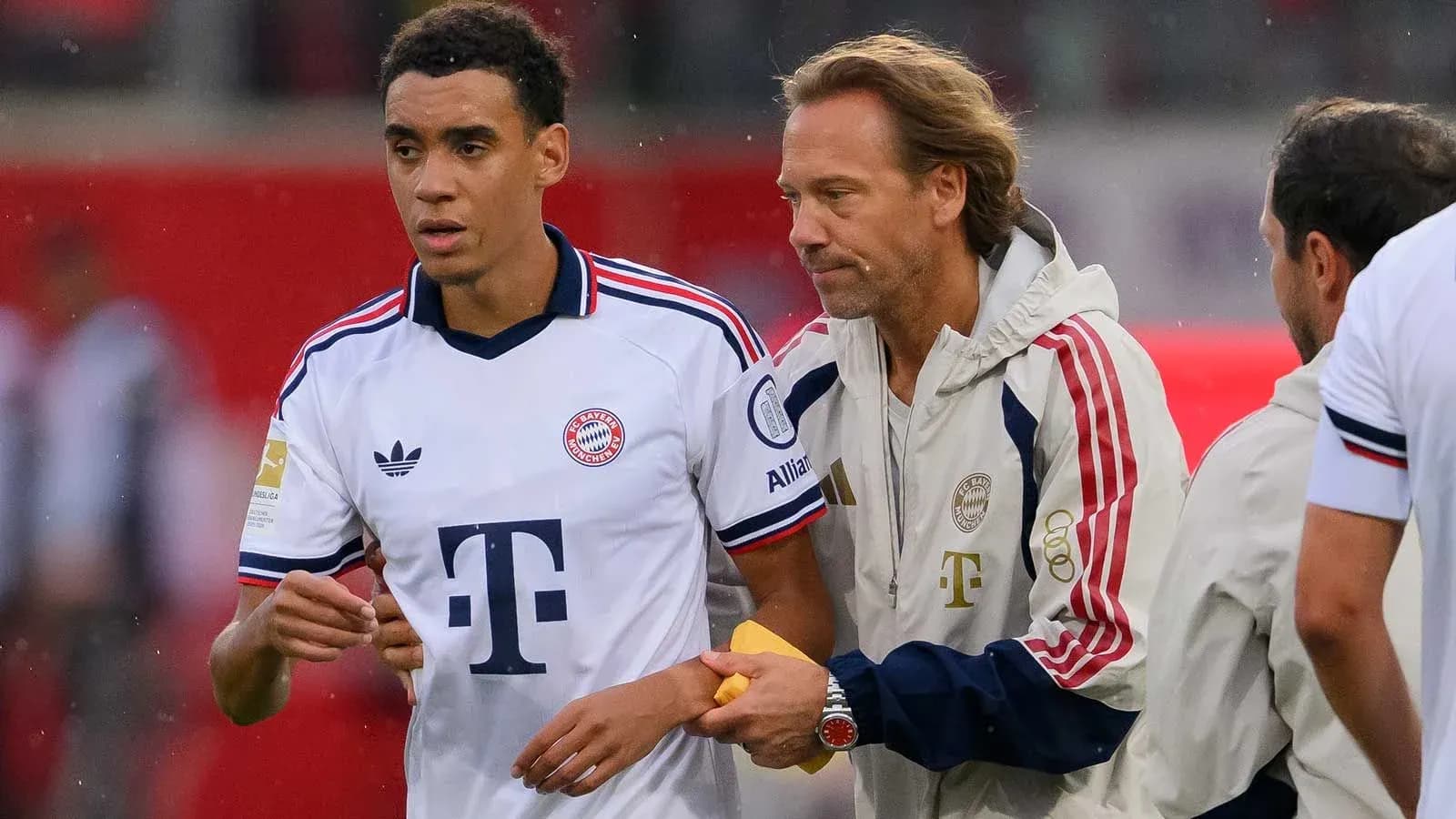 Jugador de Bayern Munich siendo atendido por el personal
