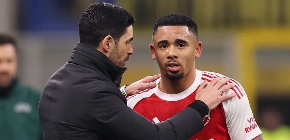 Entrenador hablando con jugador durante un partido