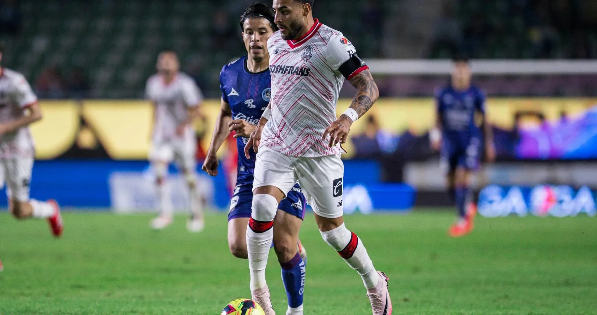 Jugador de Mazatlán driblando a rival de Toluca