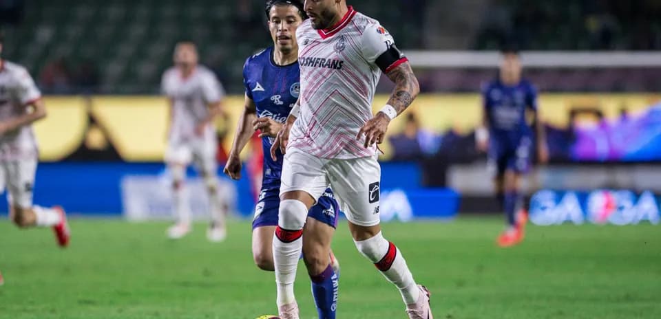 Jugador de Mazatlán driblando a rival de Toluca