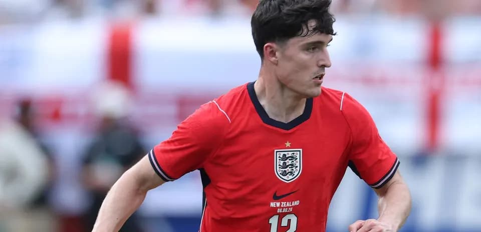 Jugador de Inglaterra corriendo con balón durante el partido