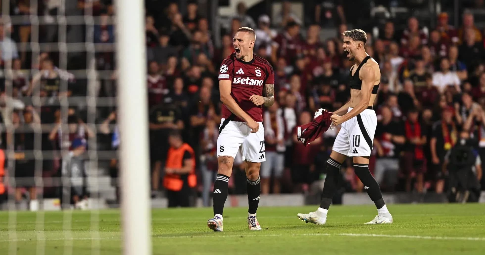 Jugadores de Sparta Praha celebrando un gol