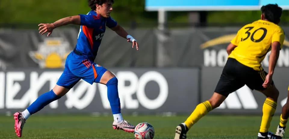 Jugador de FC Cincinnati II driblando a oponente