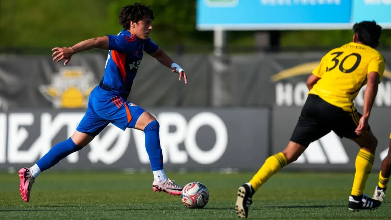 Jugador de FC Cincinnati II driblando a oponente