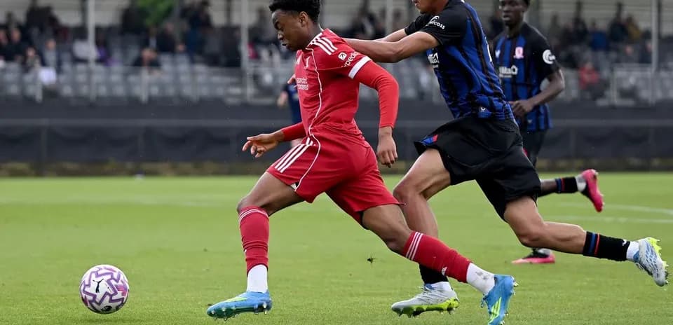 Jugador del Liverpool superando a defensor rival en el campo