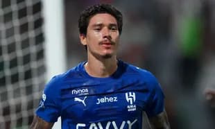 Jugador con camiseta azul de Al Hilal en el campo
