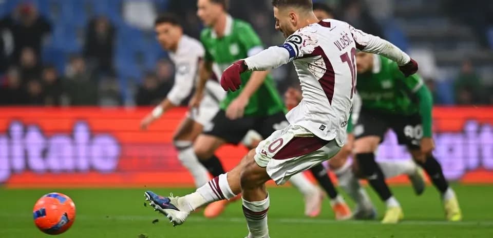 Jugador de Torino ejecutando un penalti