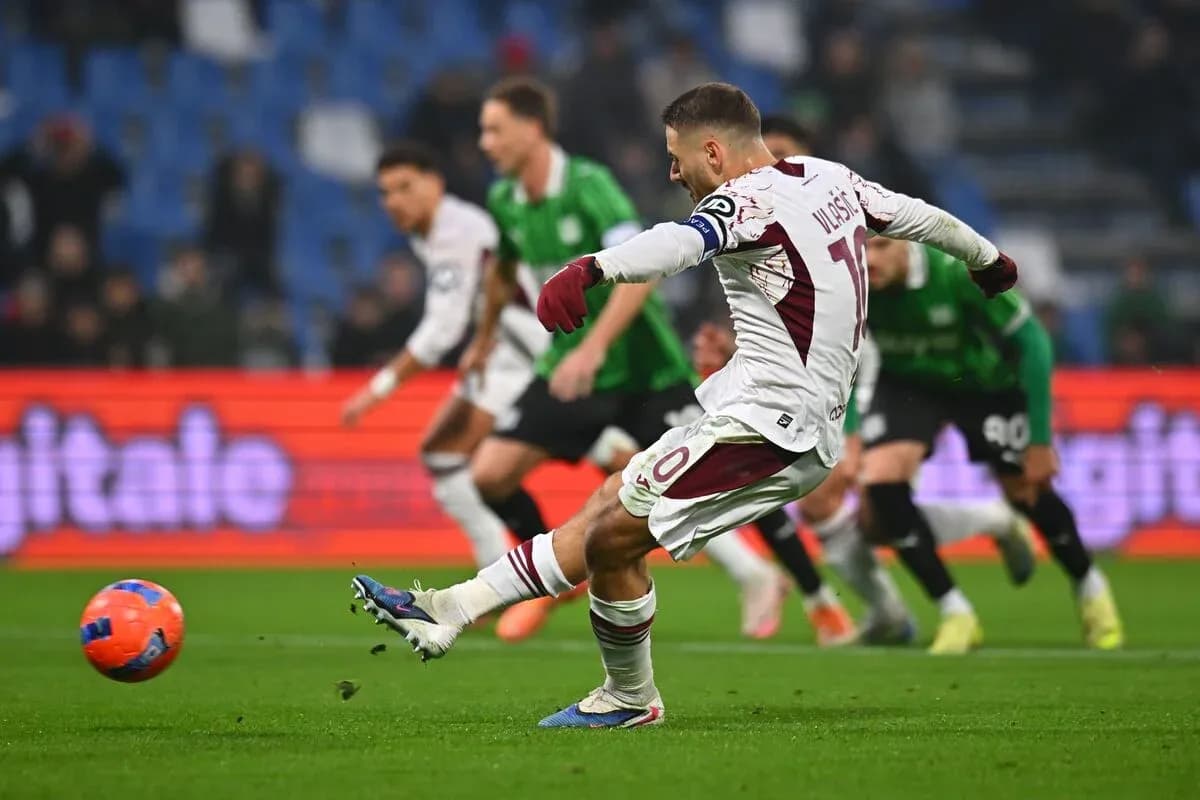 Jugador de Torino ejecutando un penalti