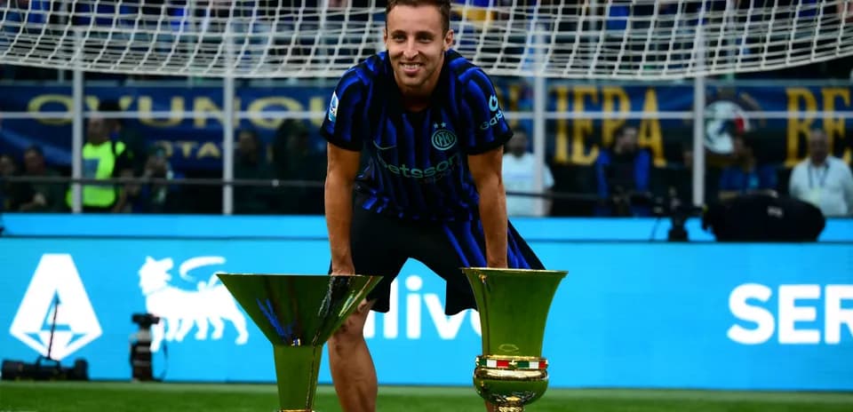 Jugador de Inter de Milán posando con trofeos