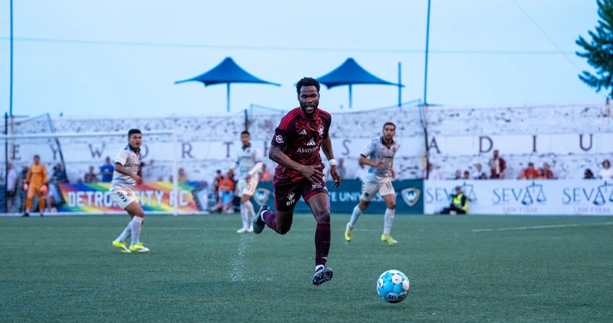 Jugador de Detroit City corriendo tras el balón