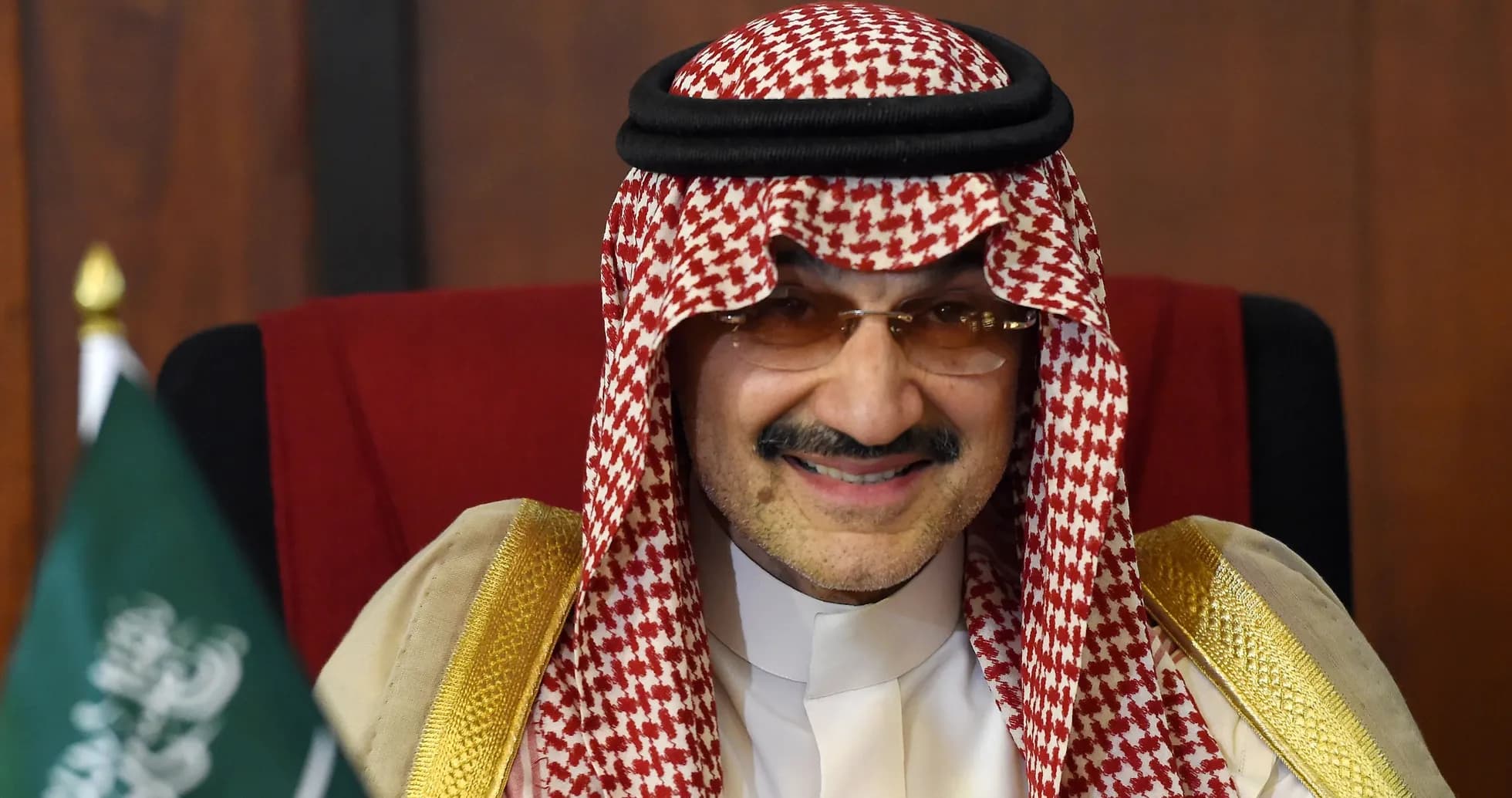 Hombre con vestimenta tradicional árabe sonriendo
