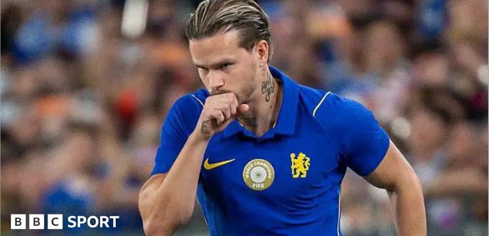 Jugador de Chelsea en uniforme azul durante un partido