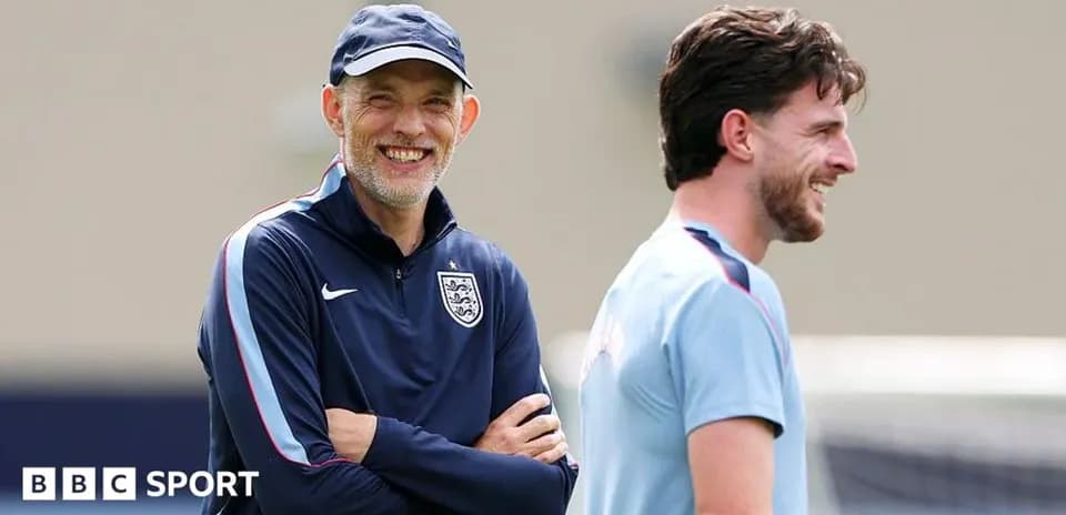 Entrenador y jugador sonriendo durante la práctica