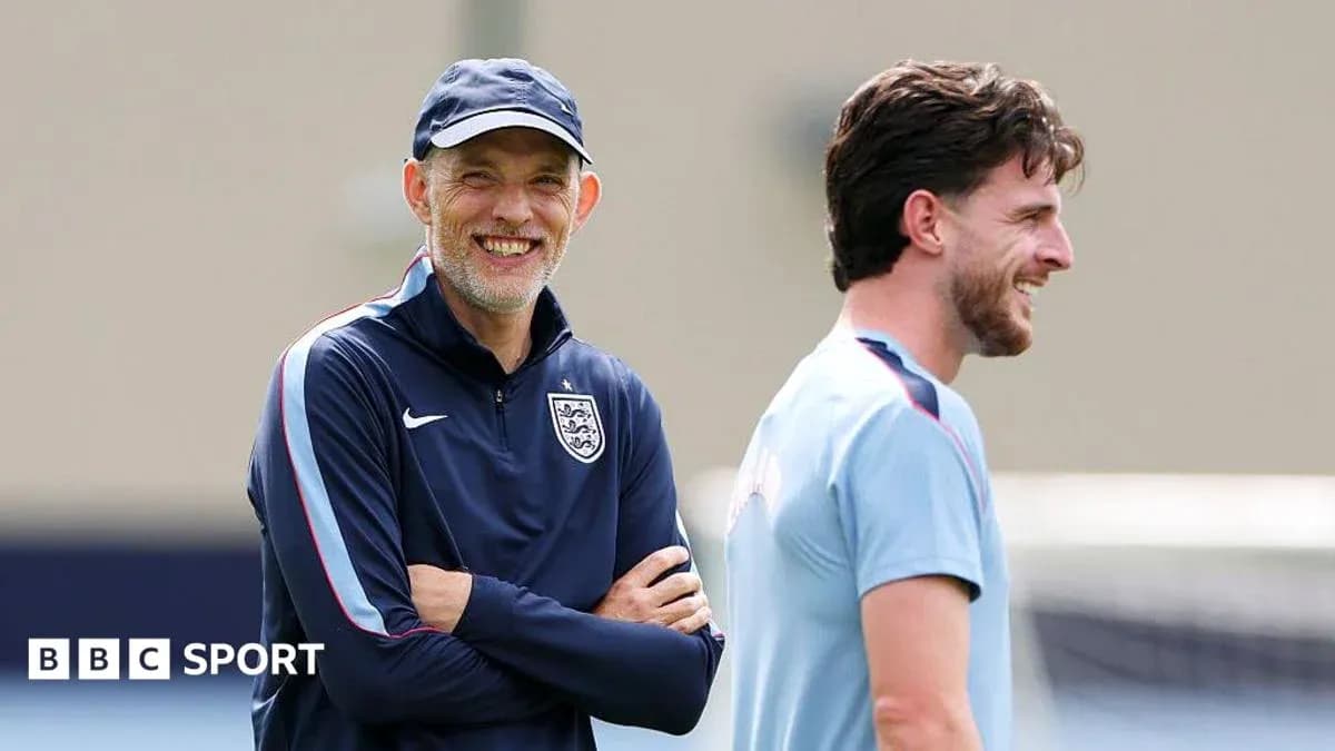Entrenador y jugador sonriendo durante la práctica