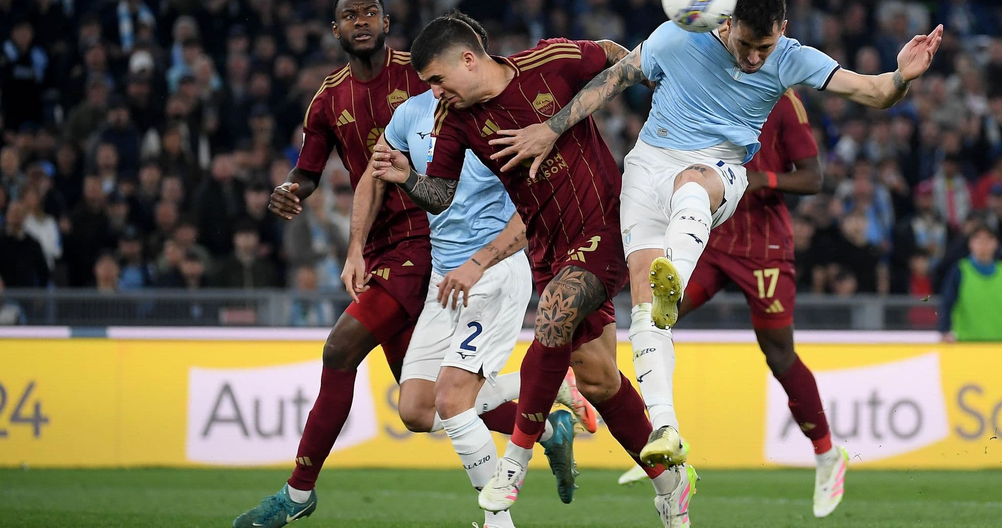 Acción entre AS Roma y Lazio en el partido