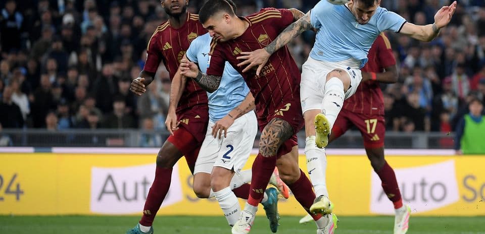 Acción entre AS Roma y Lazio en el partido