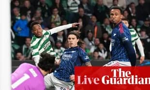 Jugadores compitiendo por el balón en partido