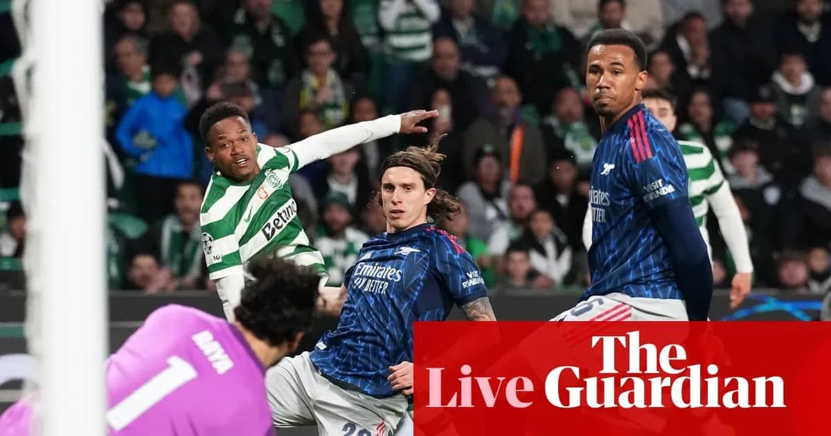 Jugadores compitiendo por el balón en partido