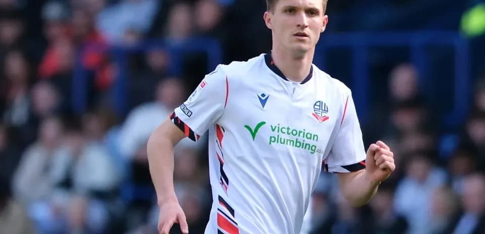 Jugador de Bolton Wanderers en acción durante un partido