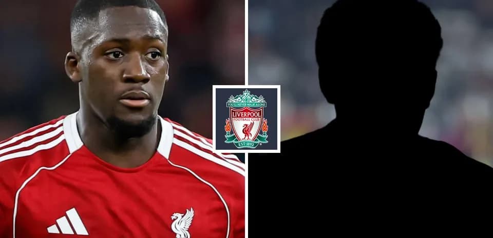 Jugador de Liverpool con uniforme rojo y logo del club