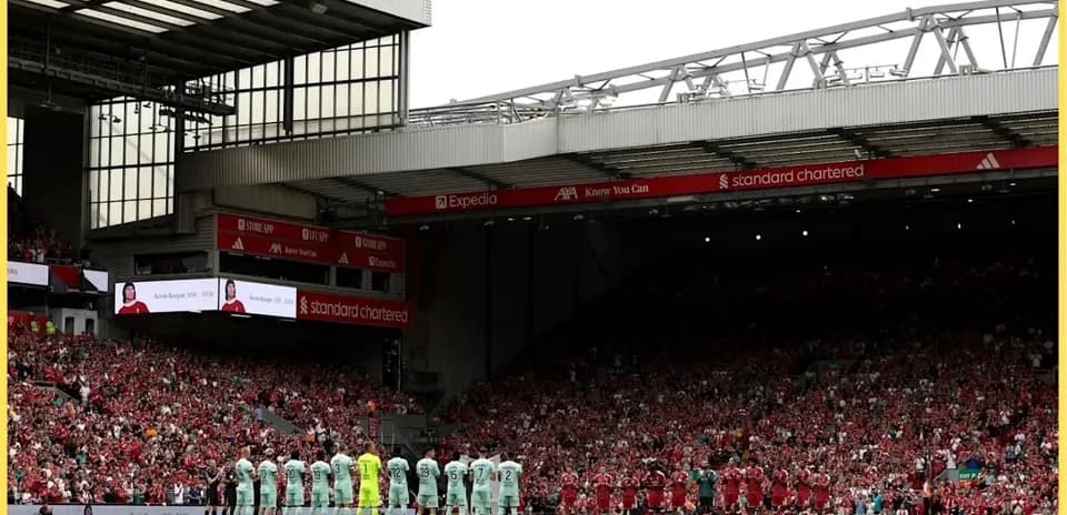 Equipos alineados en el estadio Anfield antes del partido