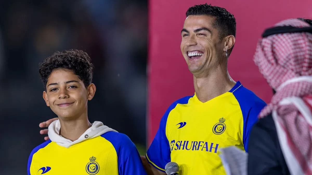 Cristiano Ronaldo y un niño en evento promocional