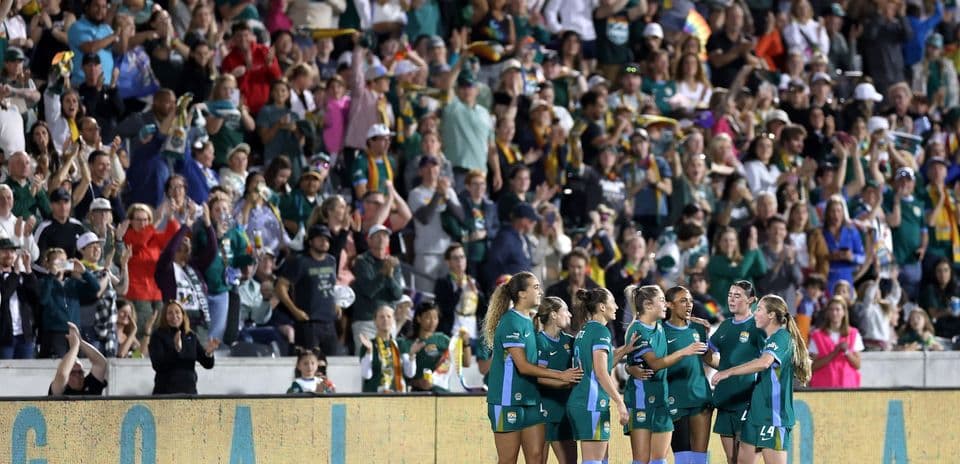 Jugadoras celebrando un gol en el estadio