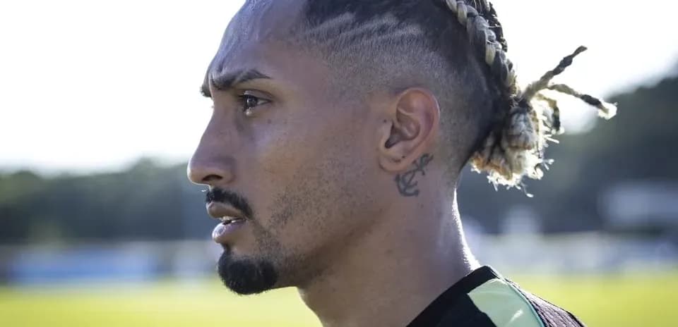 Jugador en perfil durante sesión de entrenamiento