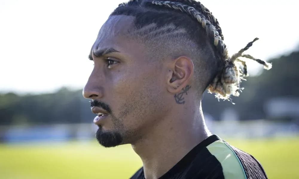 Jugador en perfil durante sesión de entrenamiento