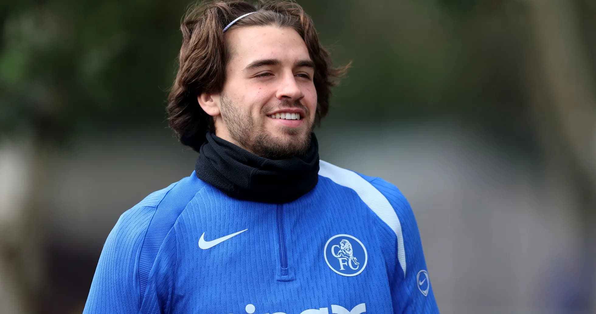Jugador sonriendo durante entrenamiento en camiseta azul